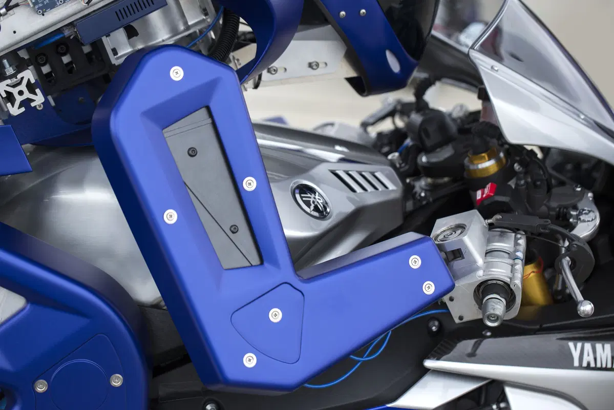 Yamaha Motobot, il robot che guida la R1 (3)