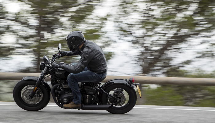 La coda sembra rigida, ma nasconde un ammortizzatore che non rovina l'estetica della Bobber e funziona bene