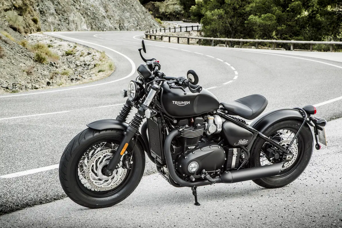 Triumph Bonneville Bobber Black 2018 TEST (4)