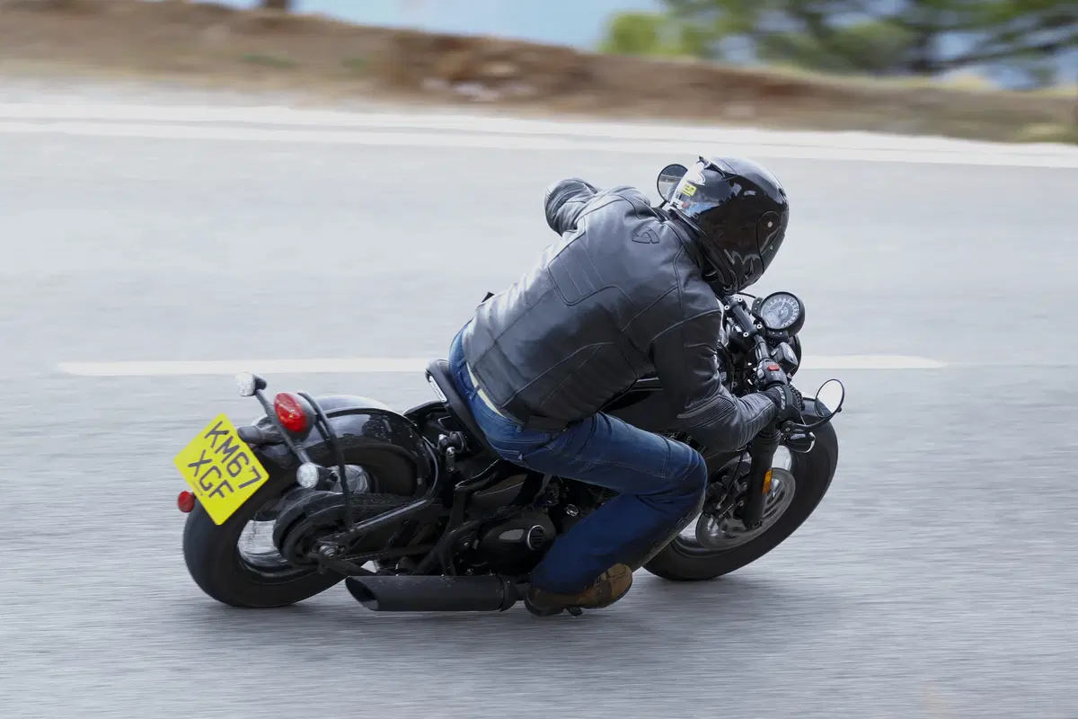 Triumph Bonneville Bobber Black 2018 TEST (6)