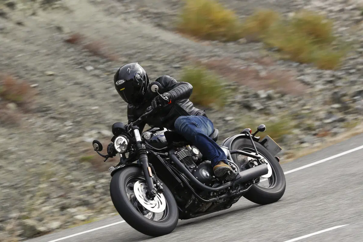 Triumph Bonneville Bobber Black 2018 TEST (7)