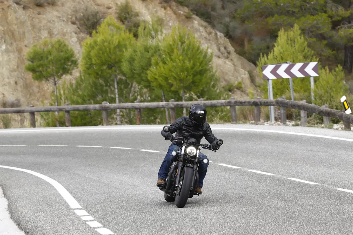 Triumph Bonneville Bobber Black 2018 TEST (10)