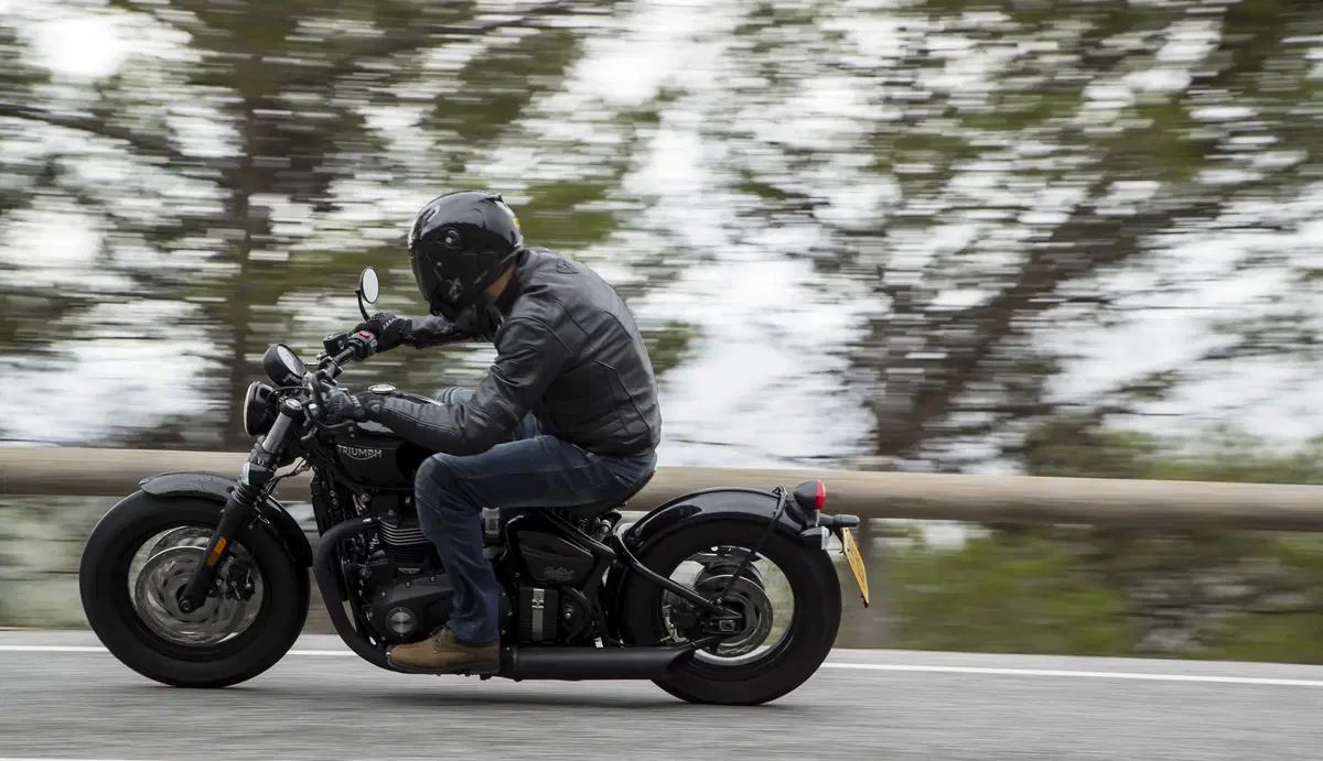 Triumph Bonneville Bobber Black 2018 TEST (8)