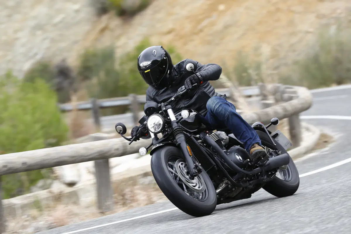 Triumph Bonneville Bobber Black 2018 TEST (11)