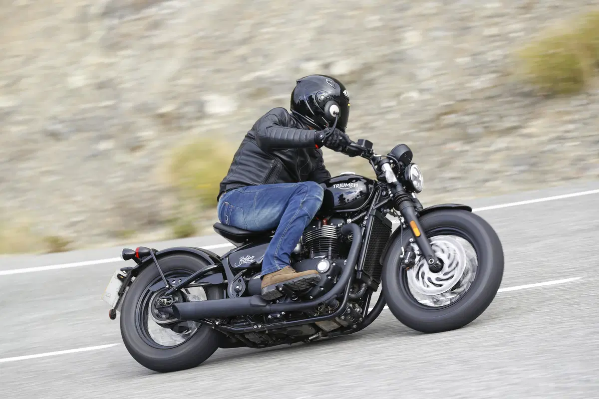Triumph Bonneville Bobber Black 2018 TEST (9)