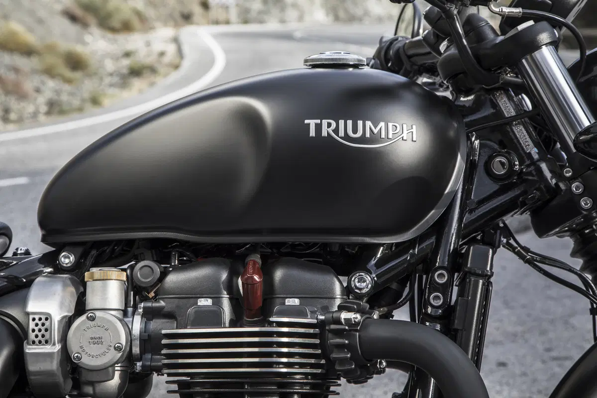 Triumph Bonneville Bobber Black 2018 TEST (14)