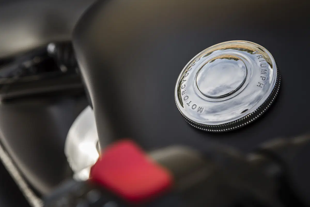 Triumph Bonneville Bobber Black 2018 TEST (16)