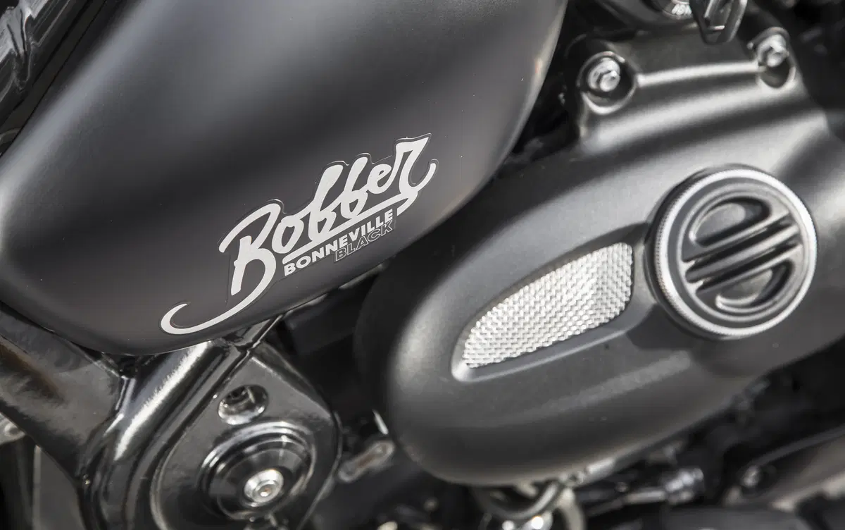 Triumph Bonneville Bobber Black 2018 TEST (17)
