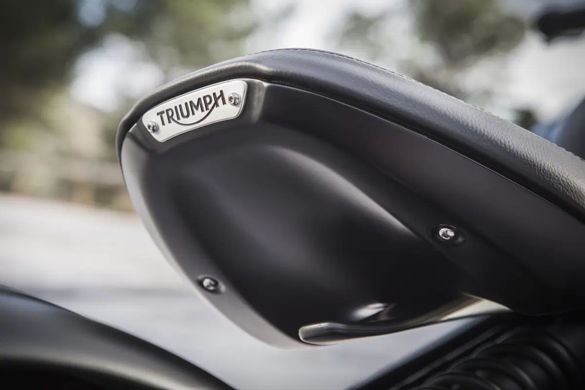 Triumph Bonneville Bobber Black 2018 TEST (18)