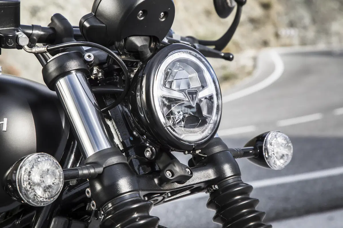 Triumph Bonneville Bobber Black 2018 TEST (20)