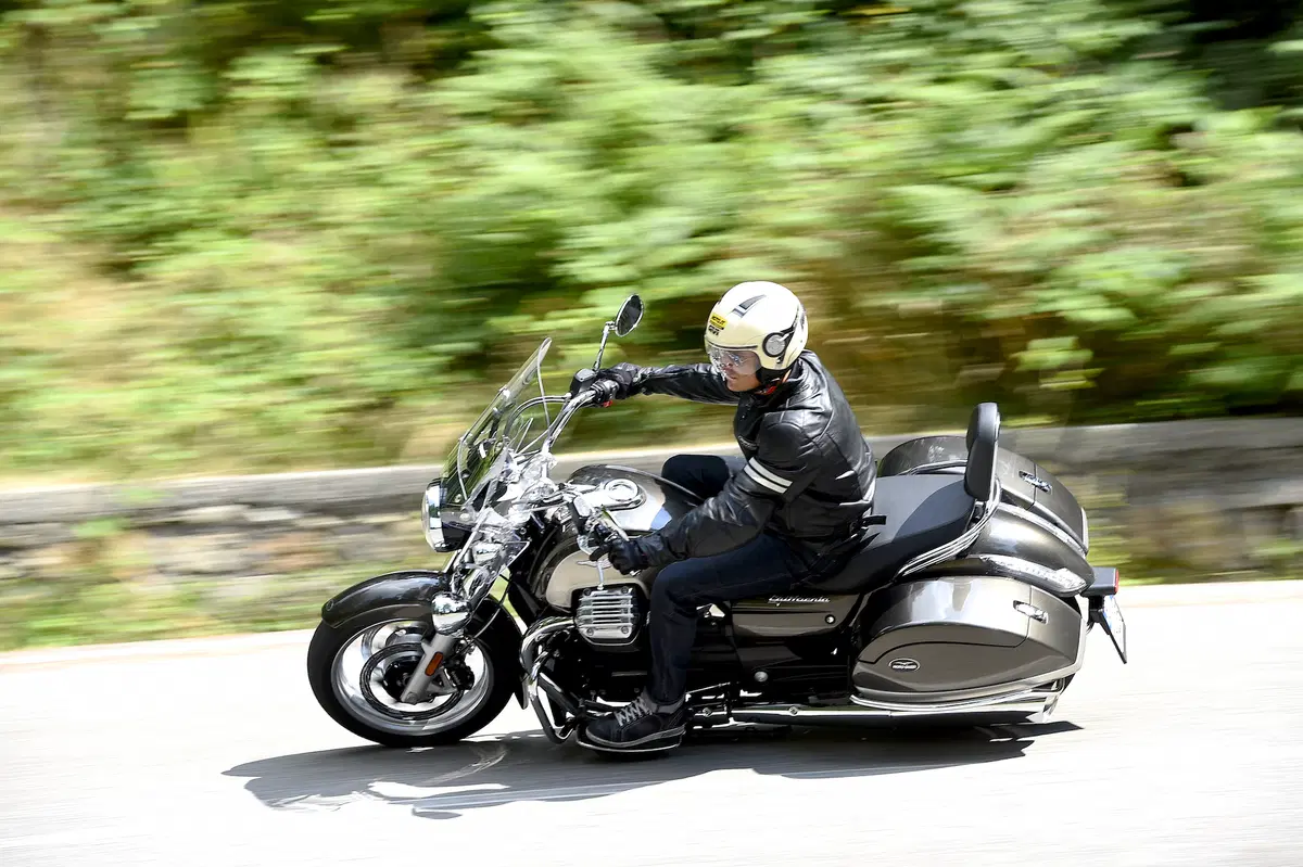 Moto Guzzi California 1400 Touring SE (12)