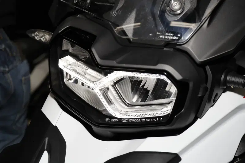 La "firma" della luce diurna sulla nuova F 850GS 