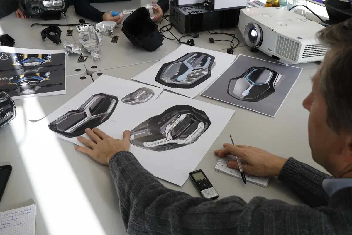 Dai fari alogeni ai full Led, dal Laser all'Oled. Il futuro dell'illuminazione moto (2)