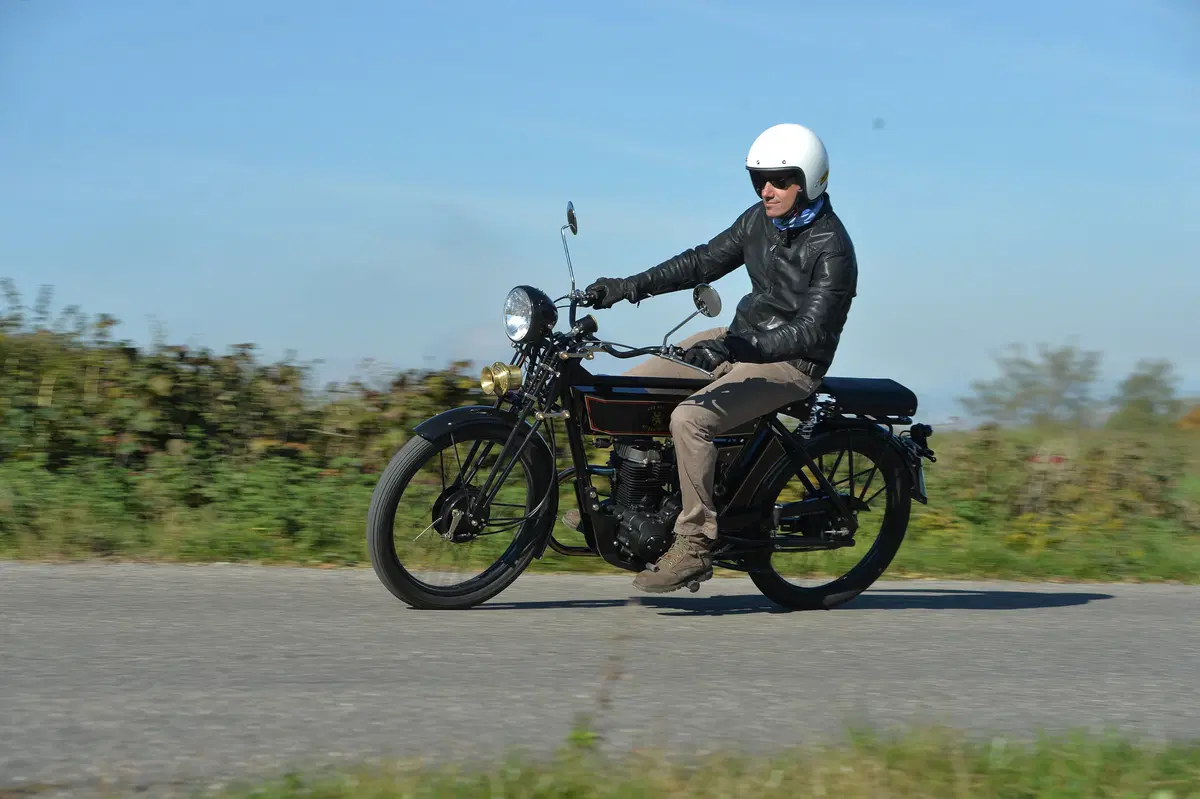 Black Douglas Sterling Autocycle. Salto nel passato (4)