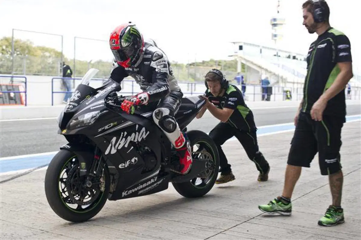 SBK. Sykes come Iannone: scontro con un gabbiano durante i test di Jerez (8)