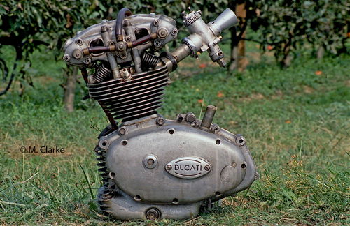 Il motore delle prime Ducati 125 da Gran Premio era praticamente quello della “Marianna” dotato di una distribuzione bialbero. Ben presto però la casa bolognese ha imboccato una strada diversa, sviluppando per le sue moto ufficiali delle rivoluzionarie teste desmo con tre alberi a camme