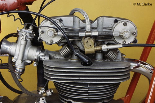 Lo schema costruttivo tipico dei monocilindrici italiani da Gran Premio degli anni Cinquanta prevedeva invariabilmente una testa con valvole molto inclinate, distribuzione bialbero, castello amovibile e molle a spillo