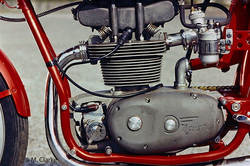 Anche i monocilindrici da competizione della MV Agusta hanno subito un intenso sviluppo nel corso degli anni Cinquanta, senza cambiare però le soluzioni tecniche di base. In questo motore di 175 cm3 si notano chiaramente il castello fissato superiormente alla testa e le molle delle valvole lavoranti allo scoperto