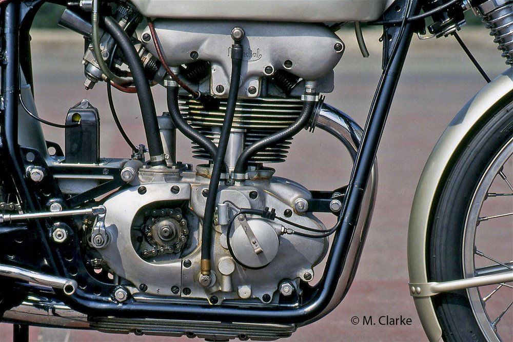 La foto mostra il meraviglioso motore di una Mondial 175 bialbero del 1956, identico come disegno a quello da Gran Premio di 125 cm3 dello stesso periodo. L&rsquo;evoluzione subita &egrave; evidente, ma lo schema costruttivo &egrave; fondamentalmente uguale a quello del monocilindrico del 1949