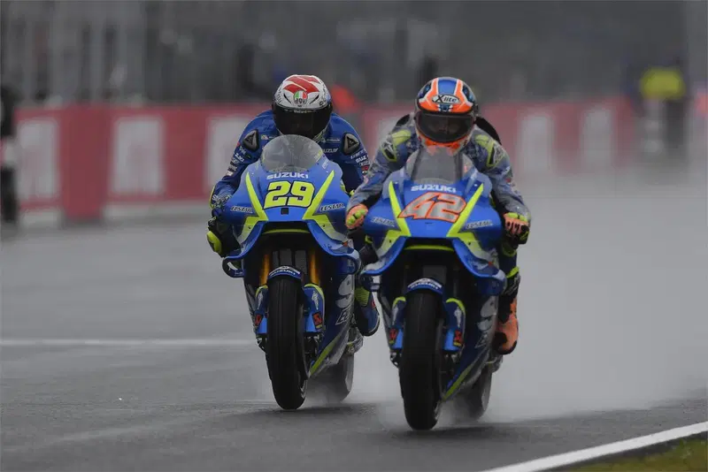 Rins e Iannone nel duello di Motegi