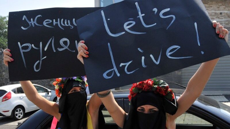 Le donne in Arabia Saudita possono guidare, anche le moto!