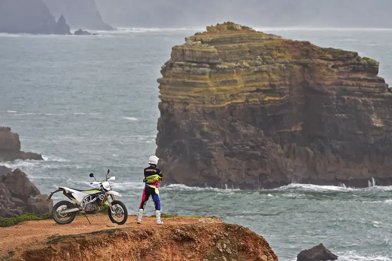 Una moto da enduro dual-sport permette di raggiungere mete davvero uniche. Senza l'impiccio dei furgoni e dei carrelli. Bello, vero?