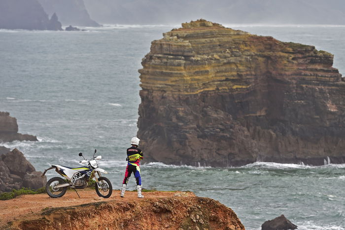 Una moto da enduro dual-sport permette di raggiungere mete davvero uniche. Senza l'impiccio dei furgoni e dei carrelli. Bello, vero?