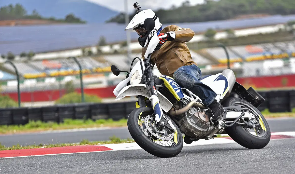 Husqvarna 701 Supermoto  (2)