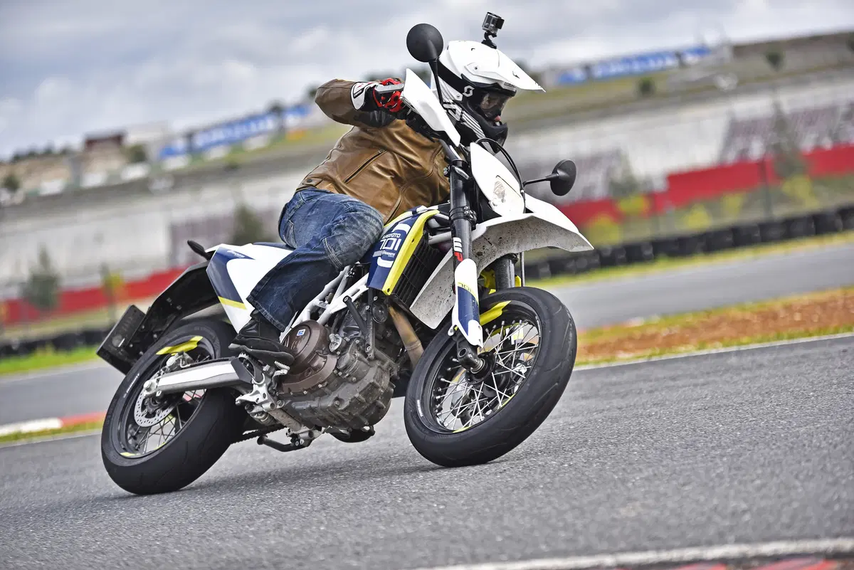 Husqvarna 701 Supermoto  (5)