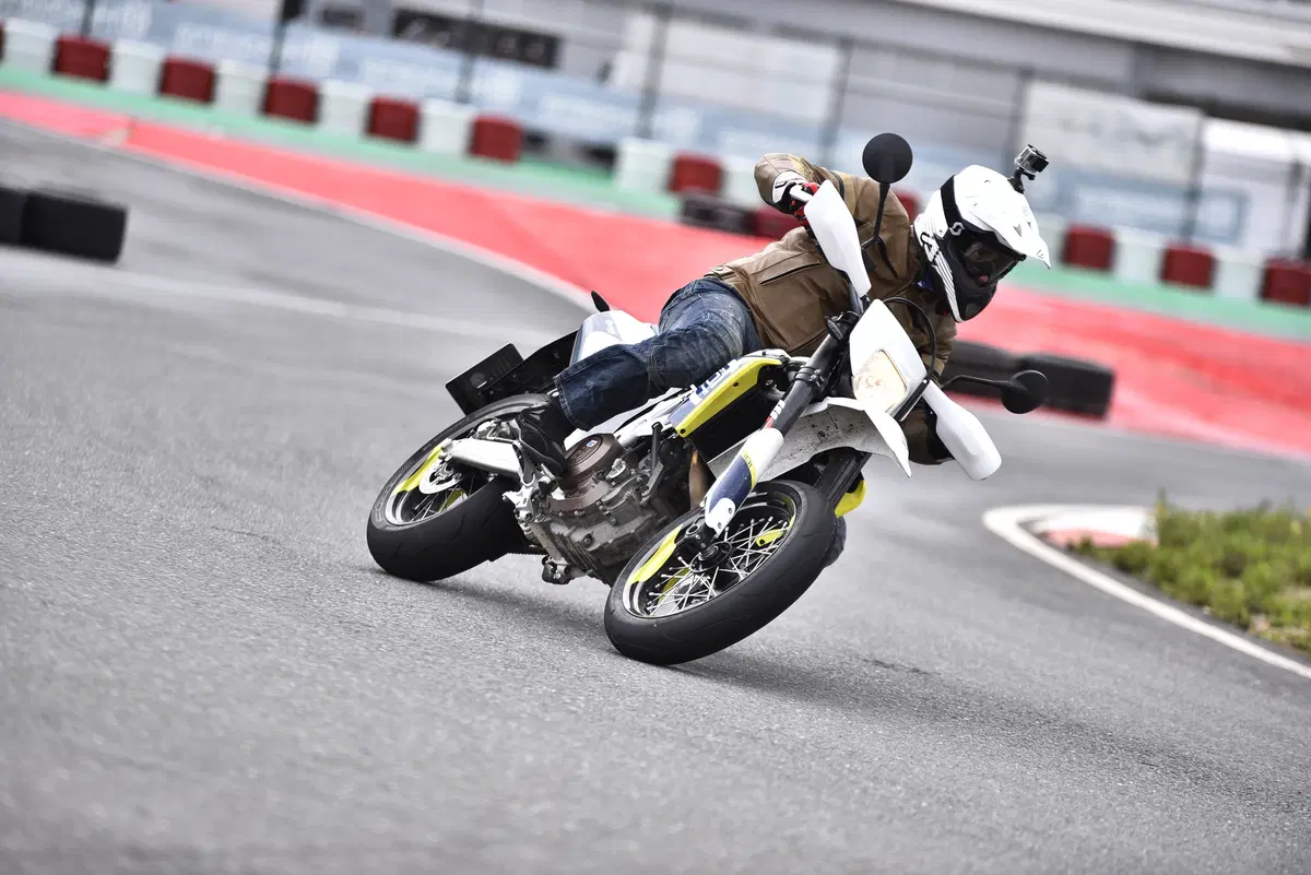Husqvarna 701 Supermoto  (4)