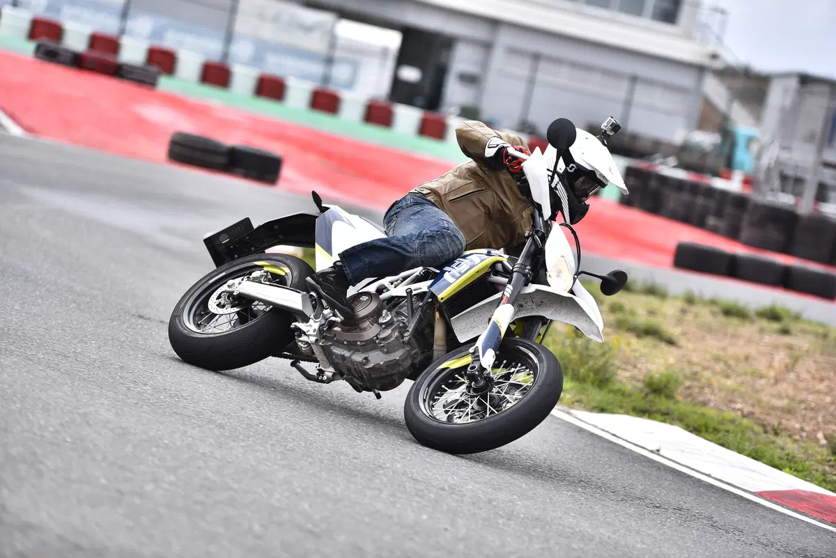 Husqvarna 701 Supermoto  (7)