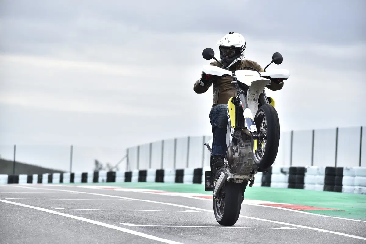 Husqvarna 701 Supermoto  (8)