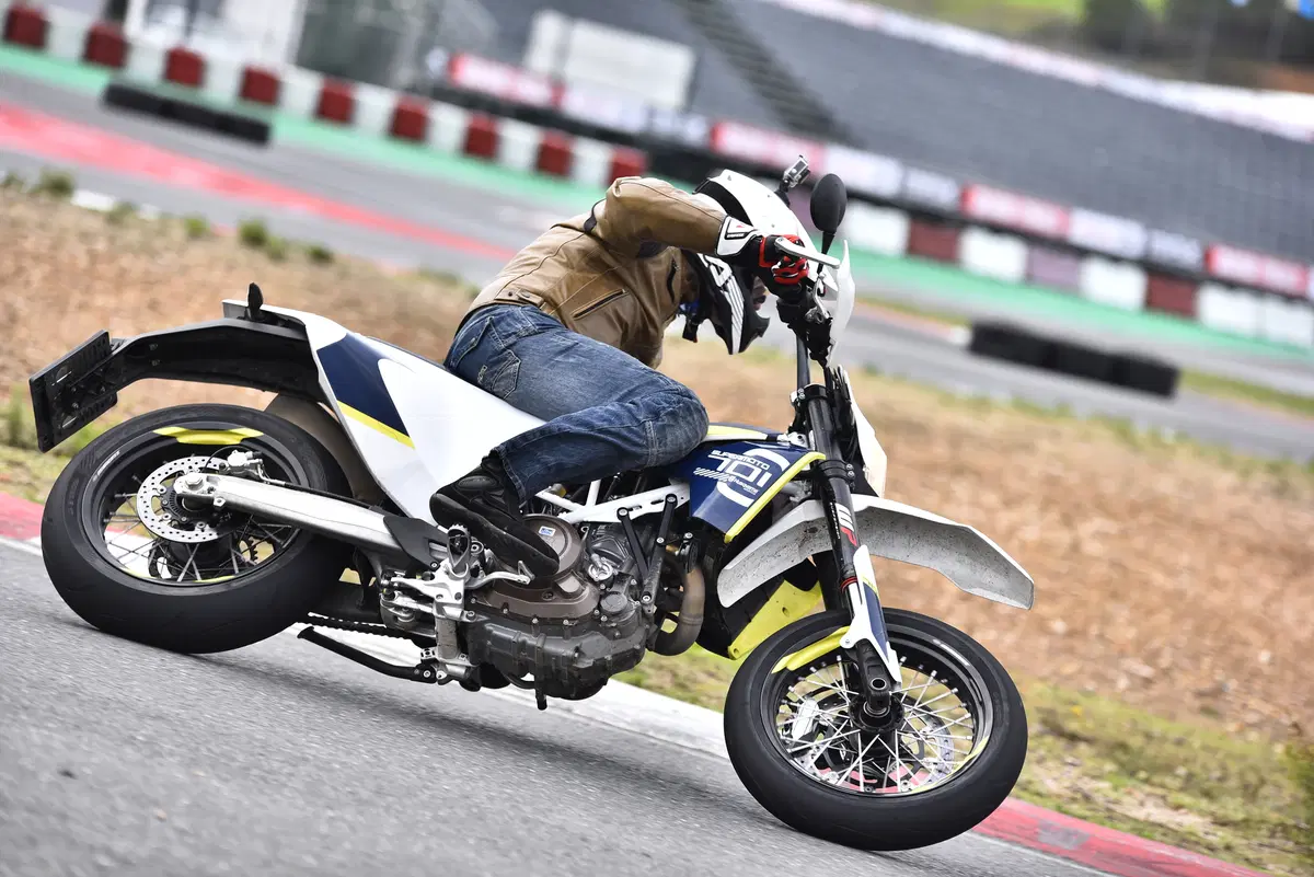 Husqvarna 701 Supermoto  (9)