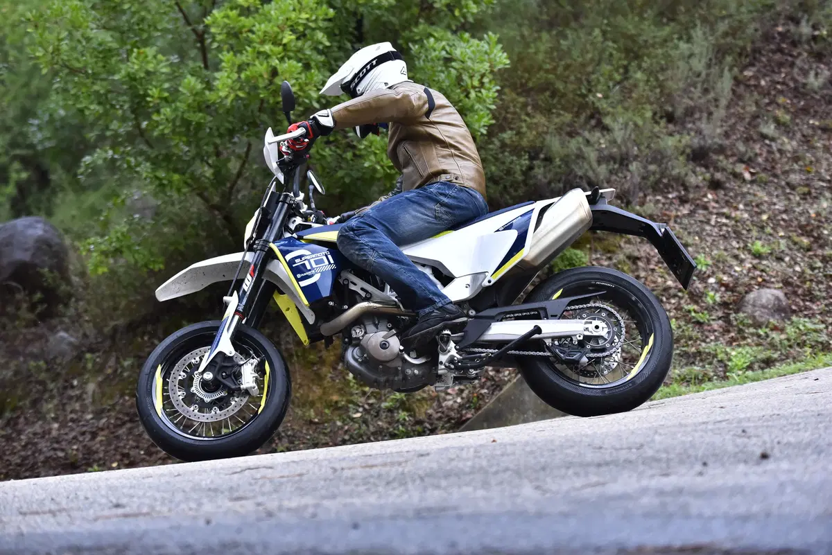 Husqvarna 701 Supermoto  (3)