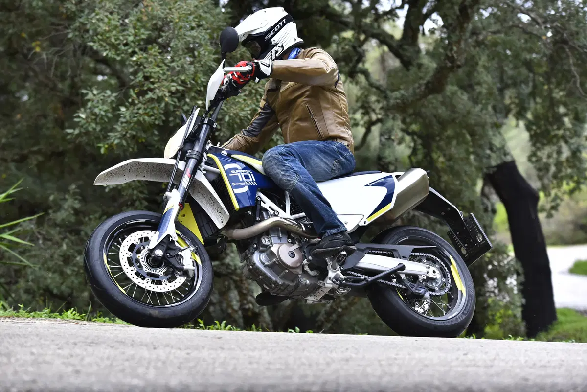 Husqvarna 701 Supermoto  (6)