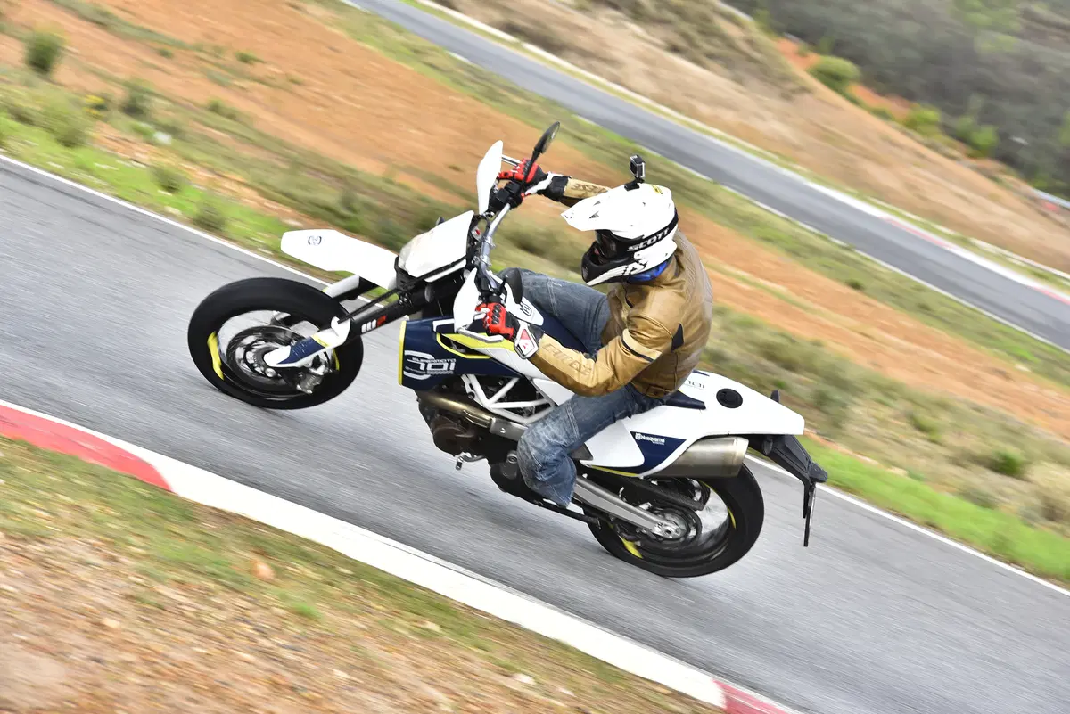 Husqvarna 701 Supermoto  (11)