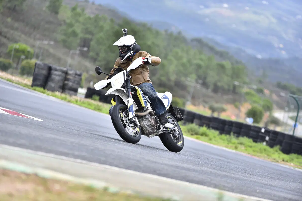 Husqvarna 701 Supermoto  (10)