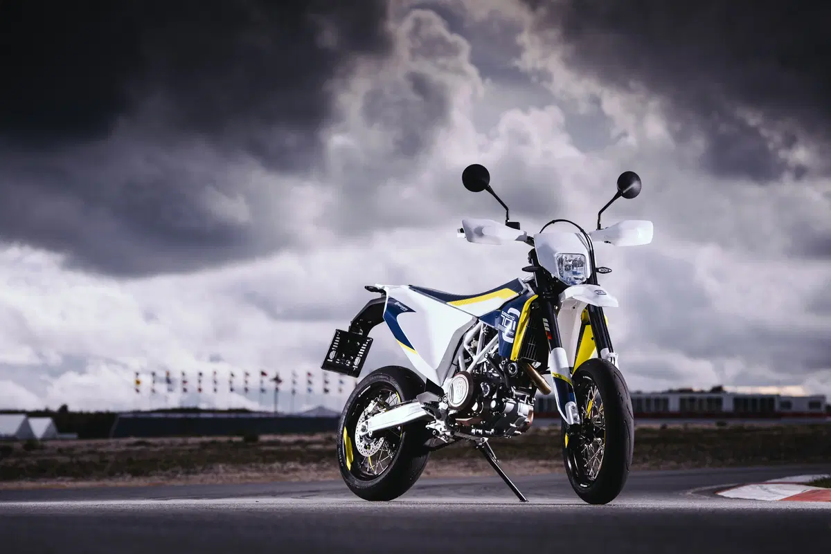 Husqvarna 701 Supermoto  (12)