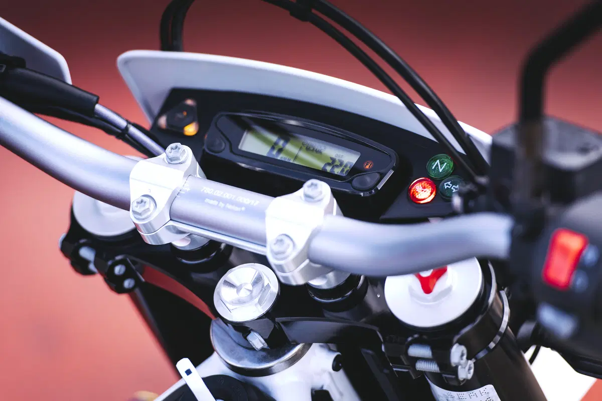 Husqvarna 701 Supermoto  (17)