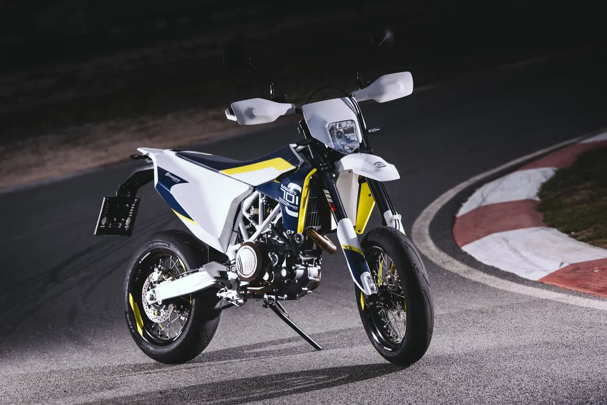 Husqvarna 701 Supermoto  (14)