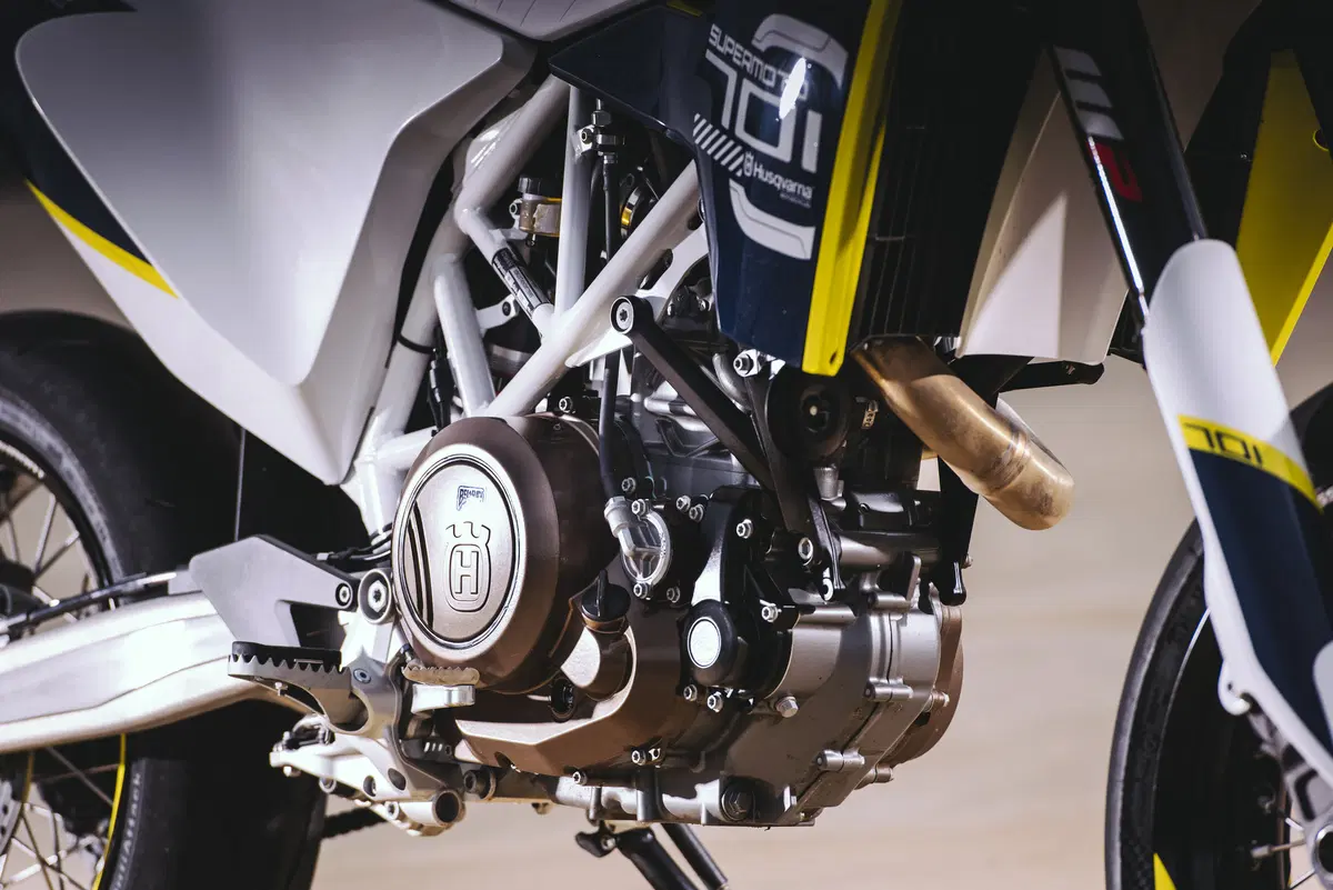 Husqvarna 701 Supermoto  (23)