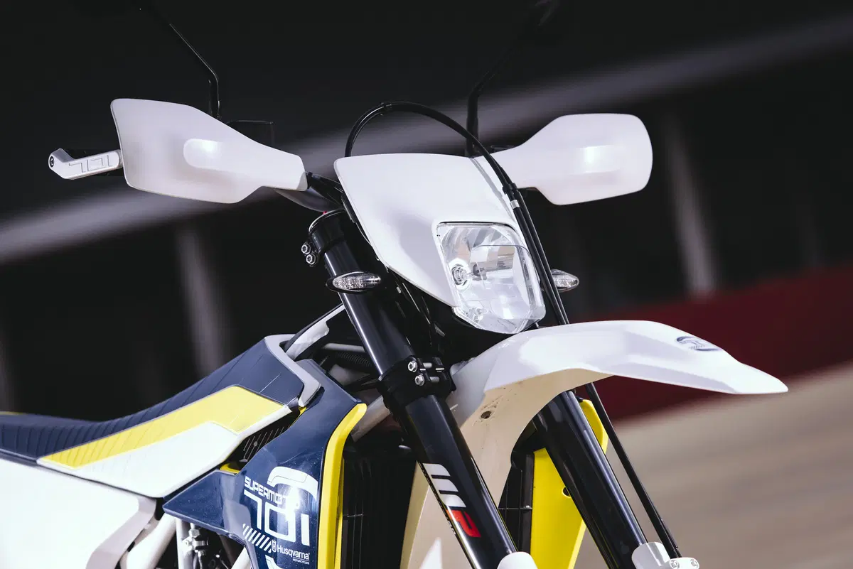 Husqvarna 701 Supermoto  (18)