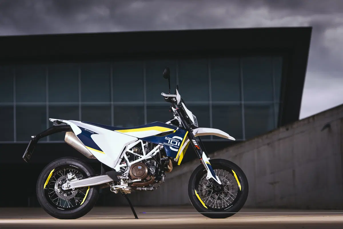 Husqvarna 701 Supermoto  (15)