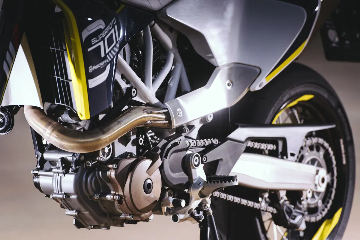 Husqvarna 701 Supermoto  (27)