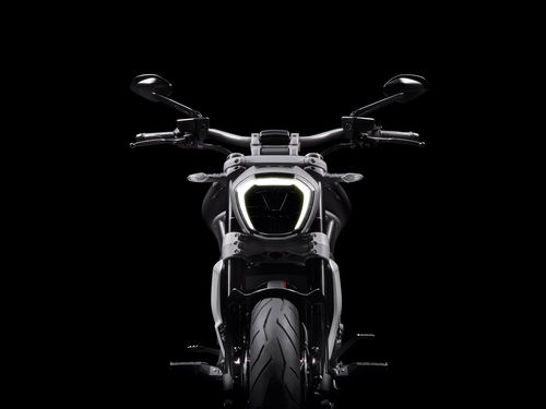 Vista anteriore di XDiavel, spicca la luce diurna a LED