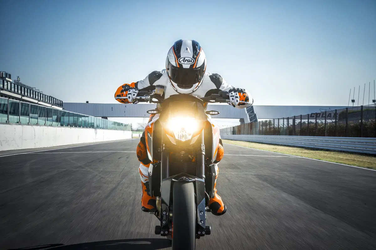 EICMA 2015: KTM 690 Duke R USTIGALACRAPOVIC (9)