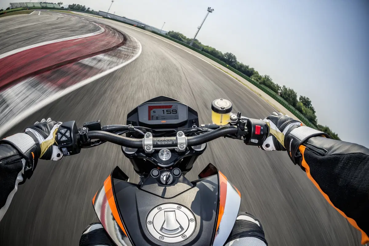 EICMA 2015: KTM 690 Duke R USTIGALACRAPOVIC (13)
