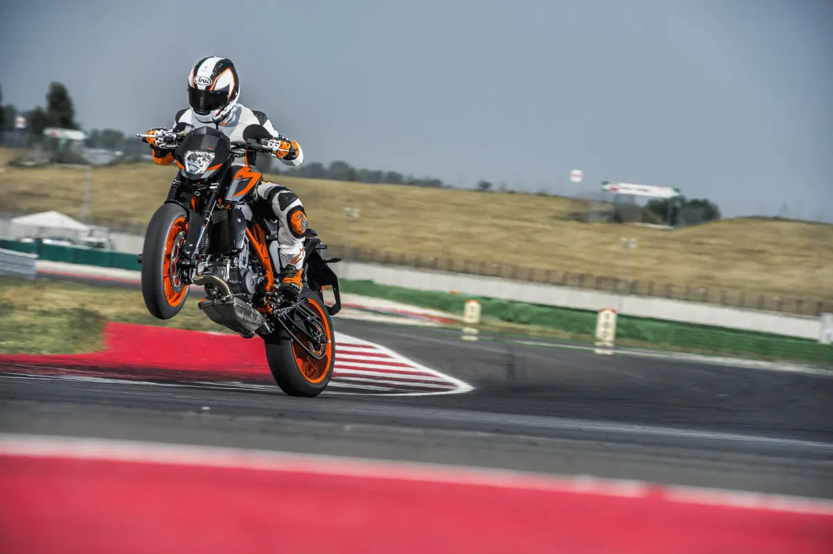 EICMA 2015: KTM 690 Duke R USTIGALACRAPOVIC (14)