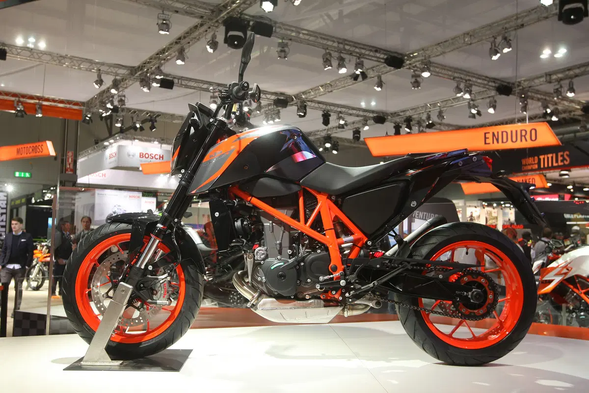EICMA 2015: KTM 690 Duke R USTIGALACRAPOVIC