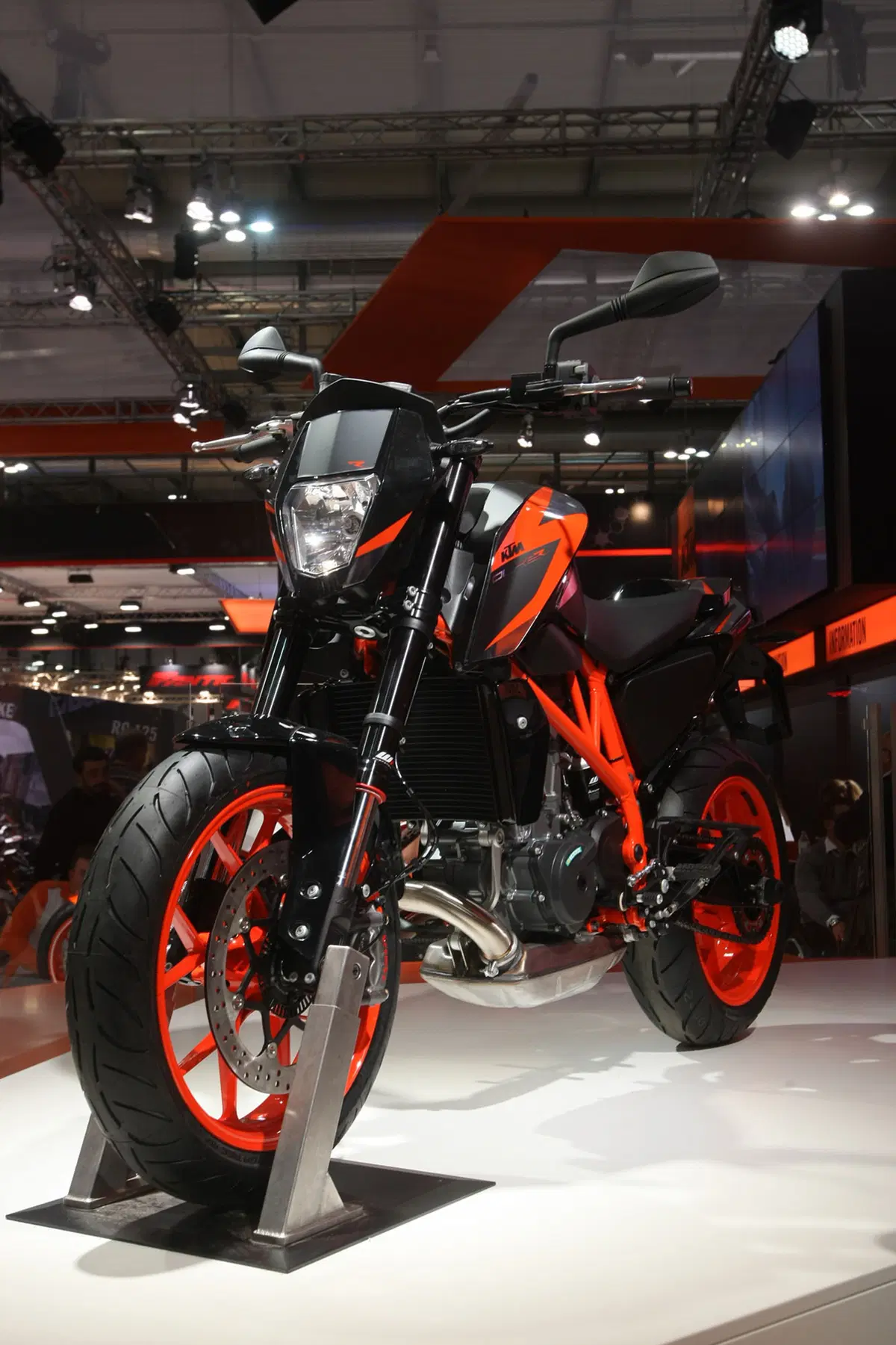 EICMA 2015: KTM 690 Duke R USTIGALACRAPOVIC (4)